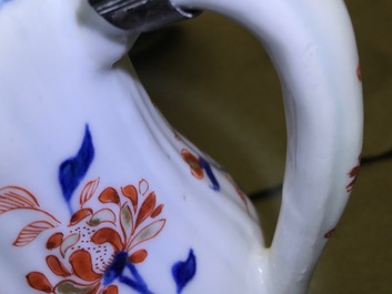 Een Chinese Imari-stijl specerijenschotel, een gelobde dekselkan en een kroes, Kangxi/Qianlong