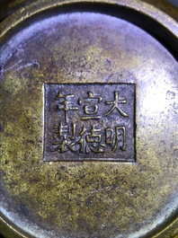 Een Chinese met goud bespatte bronzen wierookbrander, Xuande merk, 18e eeuw