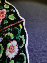 Une paire d'assiettes en porcelaine de Chine famille noire, Yongzheng