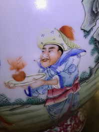 Un vase de forme tianqiu ping en porcelaine de Chine famille rose, marque de Qianlong, R&eacute;publique, 20&egrave;me