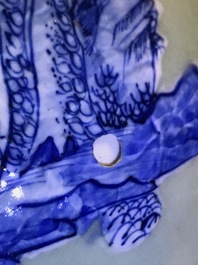 Un vase de forme bouteille en porcelaine de Chine bleu et blanc sur fond c&eacute;ladon, 19&egrave;me