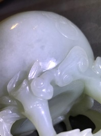 Een Chinese celadon jade penselenwasser en een paar witte jade eenden, 19e en 20e eeuw