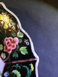 Une paire d'assiettes en porcelaine de Chine famille noire, Yongzheng