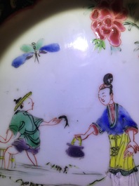 Une paire d'assiettes en porcelaine de Chine famille noire, Yongzheng