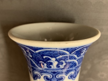 Een Chinese blauwwitte flesvormige Ming-stijl vaas, Qianlong merk, 19/20e eeuw