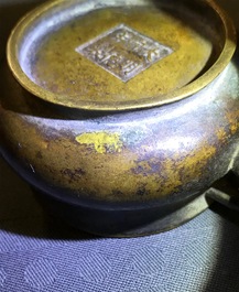 Een Chinese met goud bespatte bronzen wierookbrander, Xuande merk, 18e eeuw