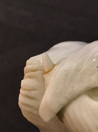 Een Chinese celadon jade penselenwasser en een paar witte jade eenden, 19e en 20e eeuw