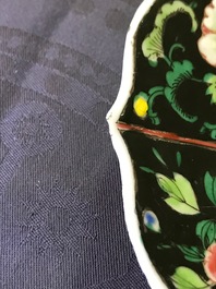 Une paire d'assiettes en porcelaine de Chine famille noire, Yongzheng