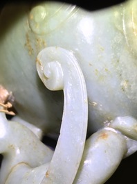 Een Chinese kop met chilong-grepen in celadon en bruine jade, wellicht vroege Qing