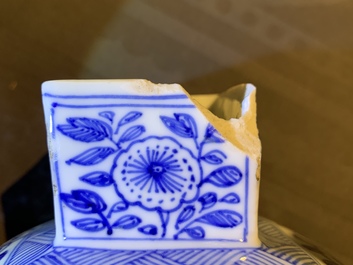 Une bouteille de forme carr&eacute; en porcelaine de Chine bleu et blanc, Wanli, et un vase couvert, Kangxi