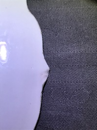 Une paire d'assiettes en porcelaine de Chine famille noire, Yongzheng