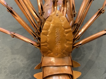 Un okimono 'jizai' en cuivre figurant une langouste, sign&eacute; Myochin, Showa, 20&egrave;me