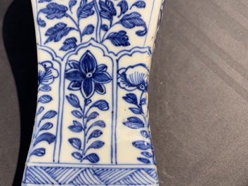 Une bouteille de forme carr&eacute; en porcelaine de Chine bleu et blanc, Wanli, et un vase couvert, Kangxi