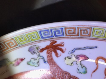 Un plat en porcelaine de Chine famille rose &agrave; d&eacute;cor 'dragon et ph&eacute;nix', marque et &eacute;poque de Guangxu