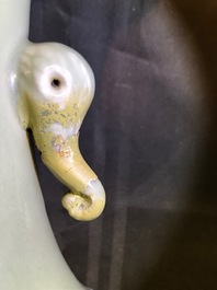 Un vase de forme bouteille en porcelaine de Chine bleu et blanc sur fond c&eacute;ladon, 19&egrave;me