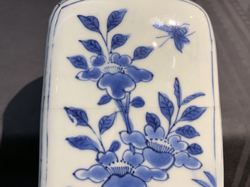 Une bouteille de forme carr&eacute; en porcelaine de Chine bleu et blanc, Wanli, et un vase couvert, Kangxi