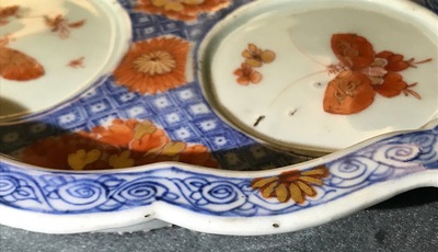 A Chinese Imari-style condiments dish, a covered jug and a mug, Kangxi/Qianlong