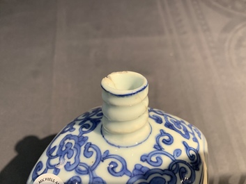 Une bouteille de forme carr&eacute; en porcelaine de Chine bleu et blanc, Wanli, et un vase couvert, Kangxi