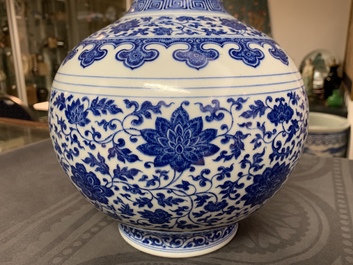 Un vase de forme bouteille en porcelaine de Chine bleu et blanc, marque de Qianlong, 19/20&egrave;me