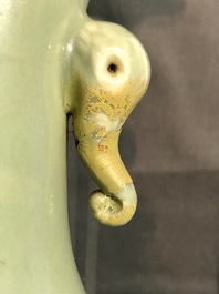 Un vase de forme bouteille en porcelaine de Chine bleu et blanc sur fond c&eacute;ladon, 19&egrave;me