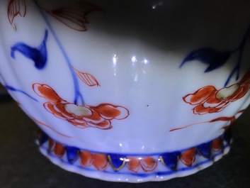 Een Chinese Imari-stijl specerijenschotel, een gelobde dekselkan en een kroes, Kangxi/Qianlong