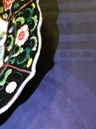Une paire d'assiettes en porcelaine de Chine famille noire, Yongzheng