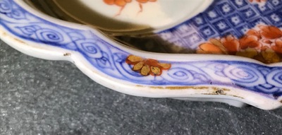 Un plat &agrave; condiments, une verseuse couverte et une chope en porcelaine de Chine de style Imari, Kangxi/Qianlong