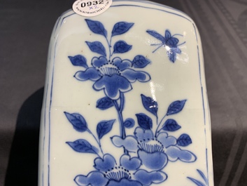 Une bouteille de forme carr&eacute; en porcelaine de Chine bleu et blanc, Wanli, et un vase couvert, Kangxi