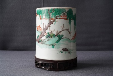 Un pot &agrave; pinceaux en porcelaine de Chine famille verte sur socle en bois, Kangxi