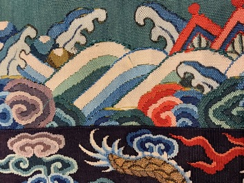 Une robe 'jifu' en soie brod&eacute;e &agrave; d&eacute;cor de dragons &agrave; cinq griffes sur fond turquoise, Chine, 19&egrave;me