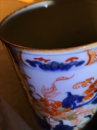 Un plat &agrave; condiments, une verseuse couverte et une chope en porcelaine de Chine de style Imari, Kangxi/Qianlong