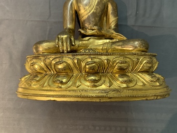 Une figure de Bouddha Shakyamuni en cuivre dor&eacute;, 17/18&egrave;me