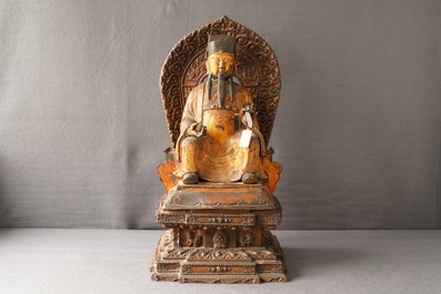 Une grande figure de Zhenwu en bronze incrust&eacute; et dor&eacute; sur socle en bois dor&eacute;, Chine, Ming