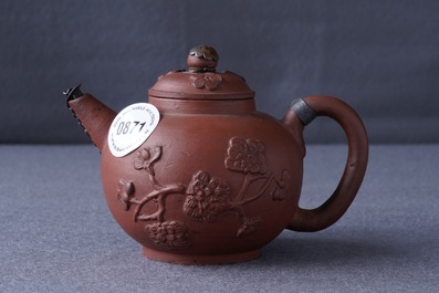 Een Delftse yixing-stijl theepot met zilveren montuur in rood aardewerk, 1e kwart 18e eeuw