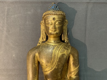 Une figure de Bouddha Shakyamuni en cuivre dor&eacute;, 17/18&egrave;me