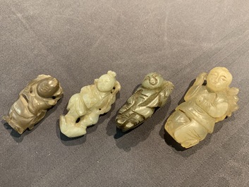 Vijftien diverse Chinese jade en hardstenen snijwerken, 19/20e eeuw