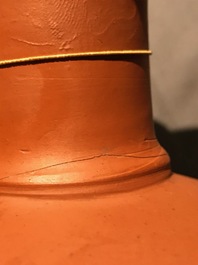 Un vase de forme bouteille en terre cuite de style Yixing, poss. Delft, 18&egrave;me