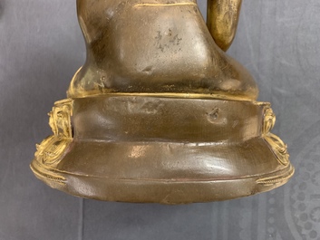 Une figure de Bouddha Shakyamuni en cuivre dor&eacute;, 17/18&egrave;me