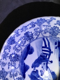 Twee Chinese blauwwitte gelobde borden met figuren, Kangxi merk en periode