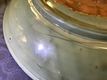 Un grand plat en porcelaine de Chine c&eacute;ladon de Longquan &agrave; d&eacute;cor incis&eacute;, Ming