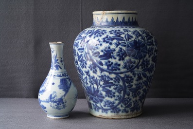 Deux vases en porcelaine de Chine bleu et blanc, &eacute;poque Transition et Kangxi