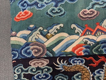 Une robe 'jifu' en soie brod&eacute;e &agrave; d&eacute;cor de dragons &agrave; cinq griffes sur fond turquoise, Chine, 19&egrave;me