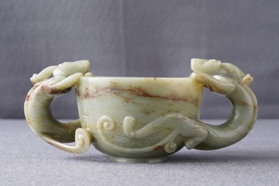 Een Chinese kop met chilong-grepen in celadon en bruine jade, wellicht vroege Qing