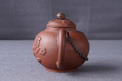 Een Delftse yixing-stijl theepot met zilveren montuur in rood aardewerk, 1e kwart 18e eeuw