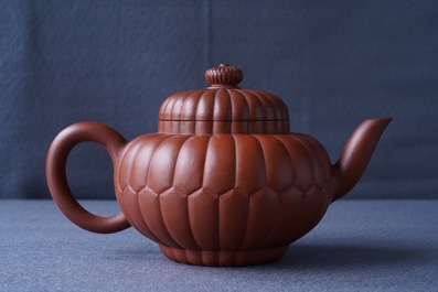 Een Chinese bloemvormige Yixing steengoed theepot met deksel, Kangxi