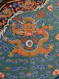 Een Chinese zijden 'jifu' mantel met vijfklauwige draken met turquoise fondkleur, 19e eeuw