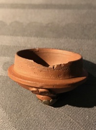 Een Delftse yixing-stijl theepot met zilveren montuur in rood aardewerk, 1e kwart 18e eeuw