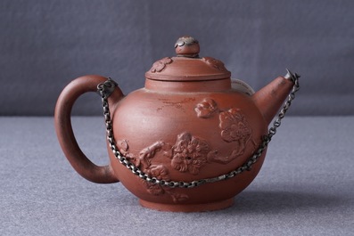 Een Delftse yixing-stijl theepot met zilveren montuur in rood aardewerk, 1e kwart 18e eeuw