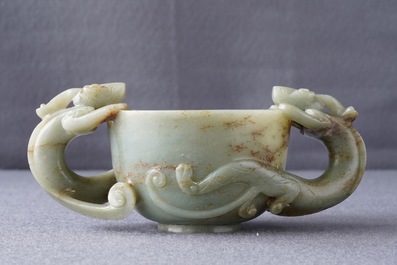 Een Chinese kop met chilong-grepen in celadon en bruine jade, wellicht vroege Qing