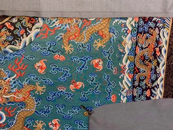 Een Chinese zijden 'jifu' mantel met vijfklauwige draken met turquoise fondkleur, 19e eeuw